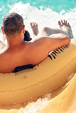 Huésped disfrutando del tobogan de la piscina