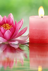 Flor de loto y vela en spa