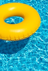 Flotador en piscina
