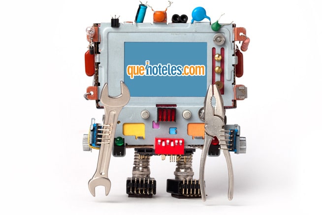 Robot con herramientas y pantalla de quehoteles
